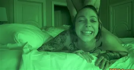 Ночная камера снимает скрытое порно с татуиованной грудастой телкой
